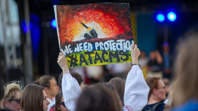 Die Teilnehmerin einer Pro-Ukraine-Kundgebung fordert ATACMS-Raketen.