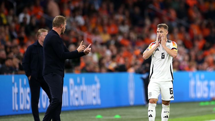 Der Bundestrainer erklärt, der DFB-Kapitän hört zu.