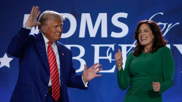 Donald Trump und Tiffany Justice traten im Wahlkampf gemeinsam tanzend auf. Schaffen sie als nächstes das Bildungsministerium auf Bundesebene ab?