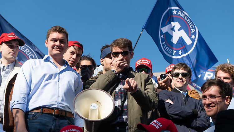 Nick Fuentes (Mitte) auf einer Trump-Rally im Jahr 2020.