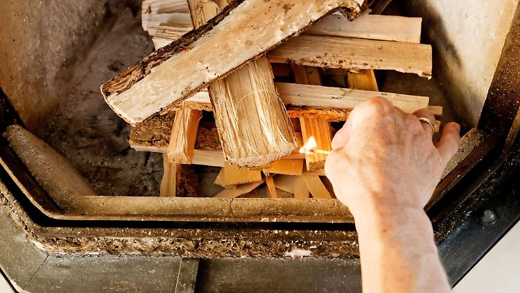 Als Gitter geschichtet: Beim Anheizen des Kamins kommt es auf die richtige Anordnung der Holzscheite an. 