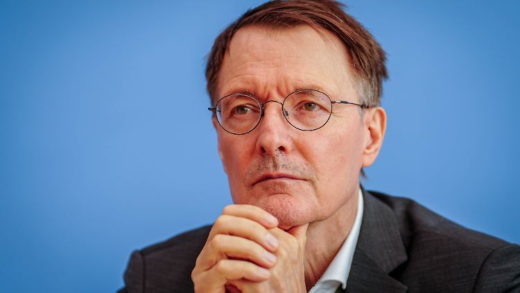 Deutschland sei in der Corona-Pandemie durch den vorsichtigen Kurs gut weggekommen, sagt Lauterbach.