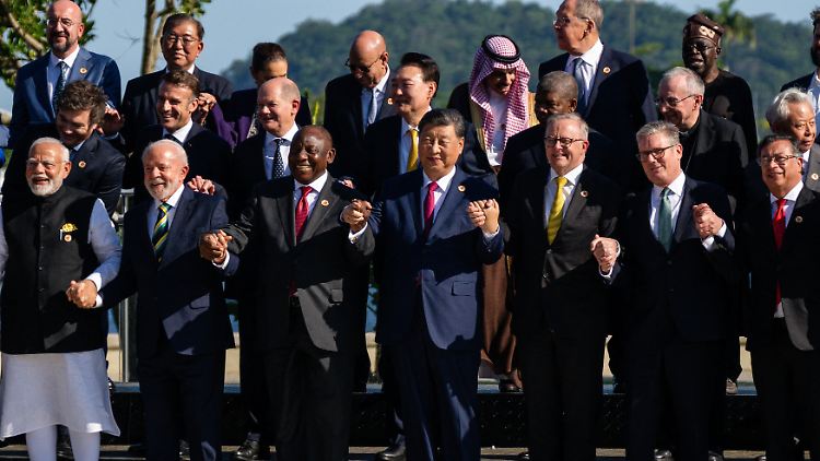 Gruppenbild ohne Biden: Der US-Präsident kam zu spät fürs Foto, Russlands Außenminister Lawrow war rechtzeitig da. 