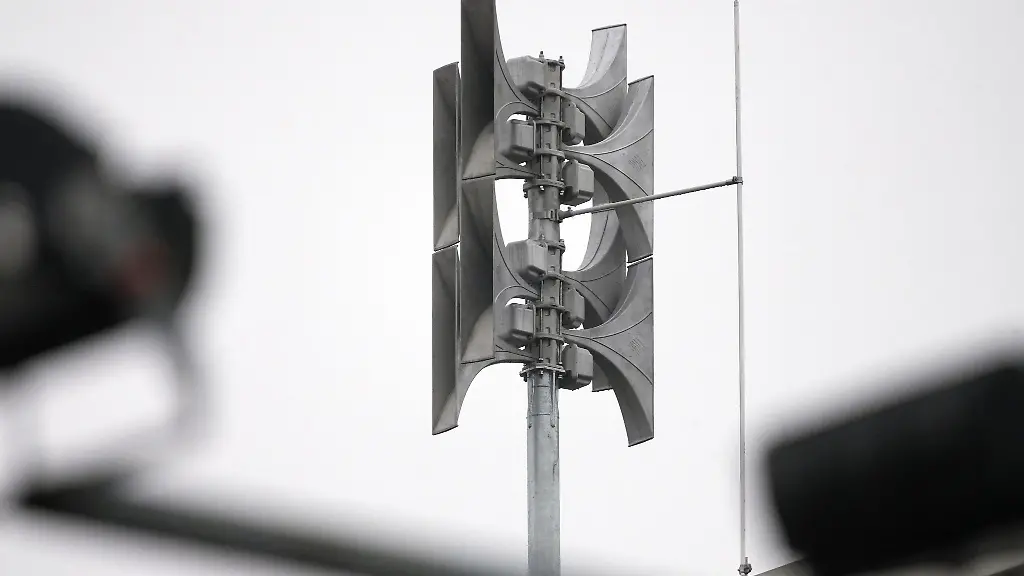 Eine-Sirene-ist-auf-einem-Haus-installiert