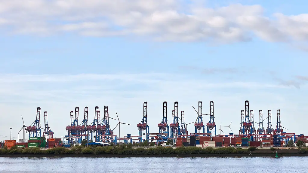 Wolken-und-blauer-Himmel-sind-ueber-den-Kraenen-im-Hamburger-Hafen-zu-sehen