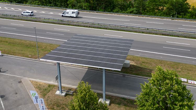 Solar auf der Autobahn: Im Juni 2023 wurde auf der Rastanlage Hegau-Ost an der A 81 ein Pilotprojekt fertiggestellt.
