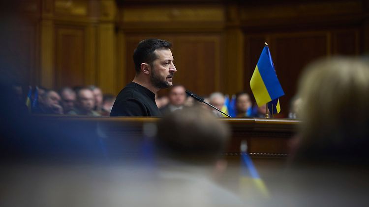 Auch ohne Atomwaffen könnten die Ukrainer Russland schwächen, sagte Präsident Selenskyj vor dem ukrainischen Parlament. 