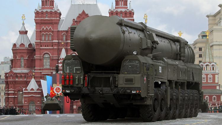 Eine russische Atomrakete fährt am 8. Mai 2011 bei der Militärparade zum Tag des Sieges über den Roten Platz in Moskau. 
