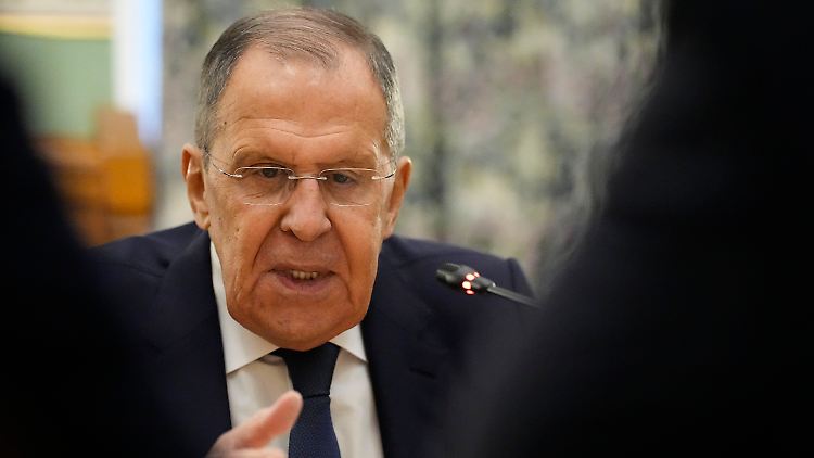 Russland würde die von den USA genehmigten Langstreckenangriffe der Ukraine als neue Phase des Krieges betrachten, sagte Lawrow.