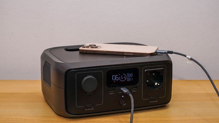 Am Vergleich mit einem iPhone 15 Pro Max sieht man, wie kompakt die Powerstation ist.