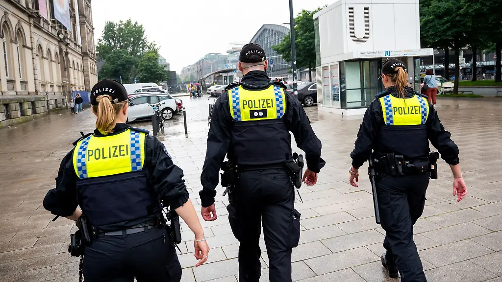 Polizisten-gehen-am-Hauptbahnhof-Streife