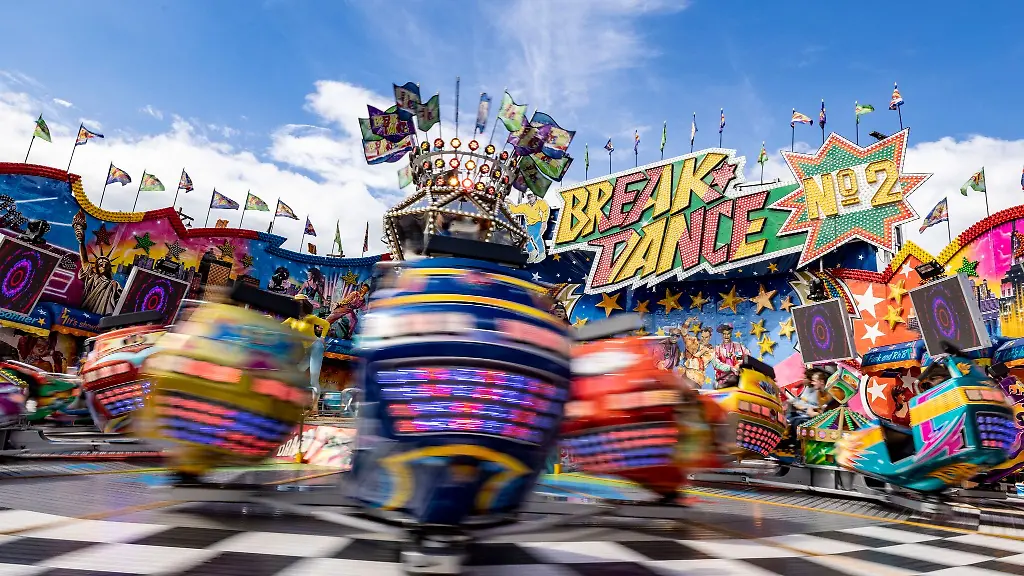 Das-Fahrgeschaeft-Break-Dance-auf-der-Cranger-Kirmes