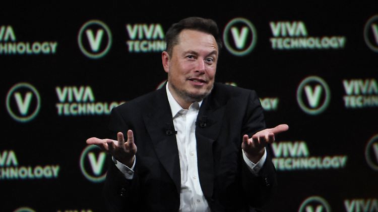 Elon Musk kaufte Ende 2021 das soziale Netzwerk Twitter und benannte es in X um.