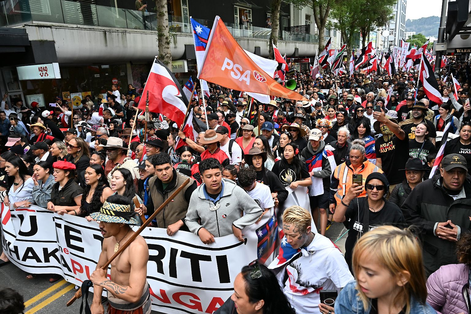 In Neuseelands Hauptstadt Wellington ziehen am Dienstag Zehntausende Menschen durch die Straßen. 