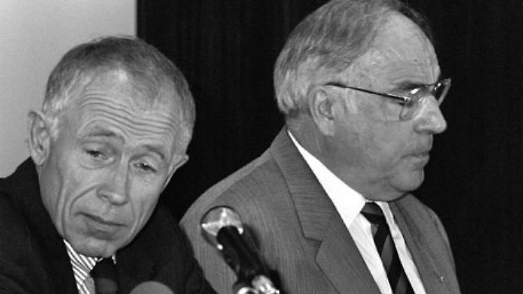 Heiner Geißler verliert auf dem Bremer CDU-Parteitag 1989 den Machtkampf gegen Helmut Kohl.