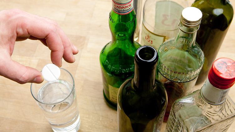 Wer zu tief ins Glas geschaut hat, kann am Folgetag manchmal etwas Unterstützung in Tablettenform gebrauchen.