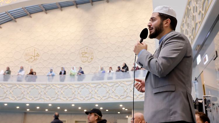 Freitags zwischen 12 und 15 Uhr darf der Muezzin in Köln einmalig zum Gebet rufen.