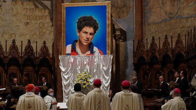 Ein Foto des 15-jährigen Carlo Acutis bei seiner Seligsprechung in der Basilika San Francesco in Assisi 2020. 
