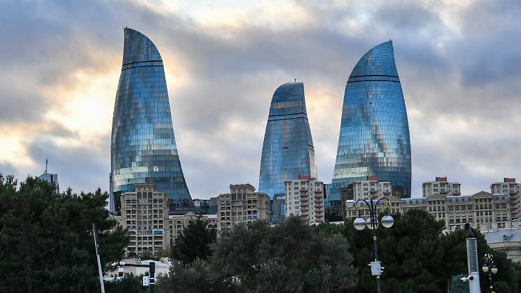 Die markanten Flame Towers in Aserbaidschans Hauptstadt Baku.