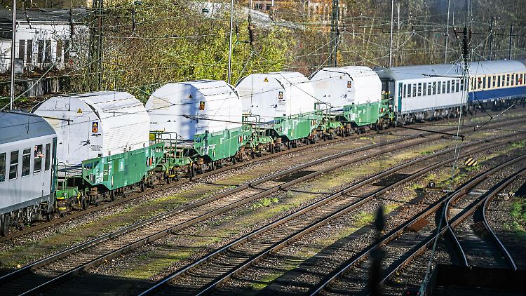 Insgesamt vier Container sind auf dem Weg in Richtung Zwischenlager.