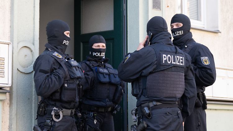 Bundespolizisten durchsuchten acht Wohnungen und weitere Geschäftsräume in drei Städten.