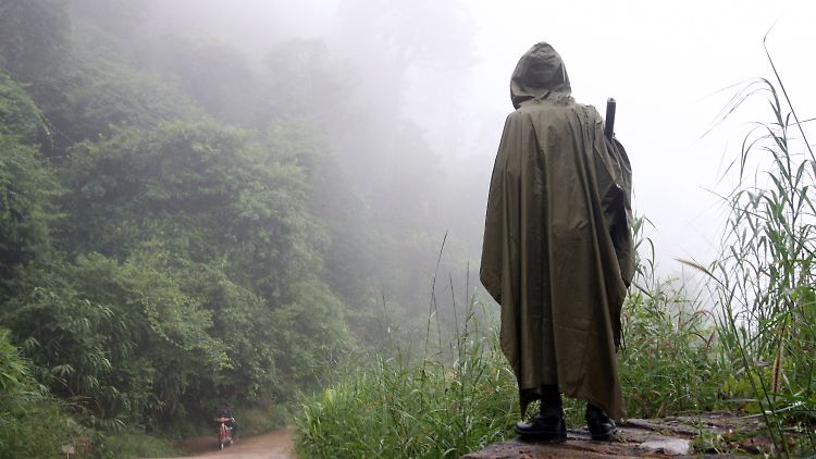 Ein kambodschanischer Soldat bewacht den Tempel.