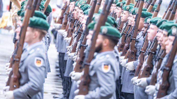 Eine große finanzielle Unbekannte der kommenden Regierung ist die Wiedereinführung der Wehrpflicht.