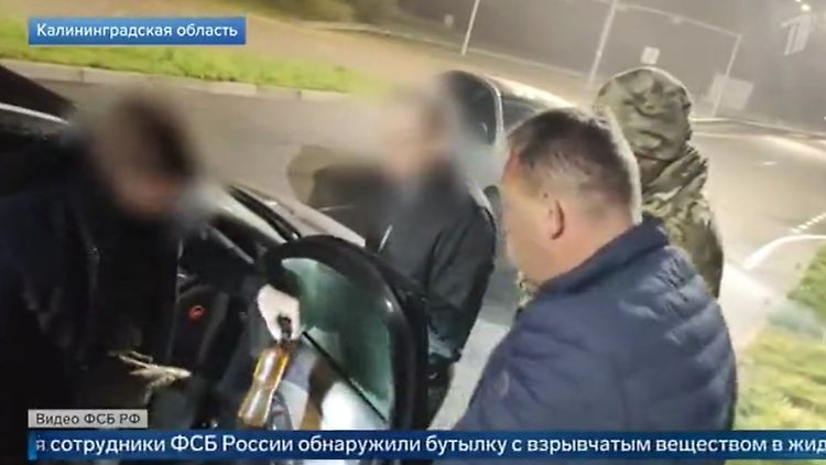 Die Polizisten finden eine Flasche im Auto des Verdächtigen - gefüllt mit angeblichem Flüssigsprengstoff.