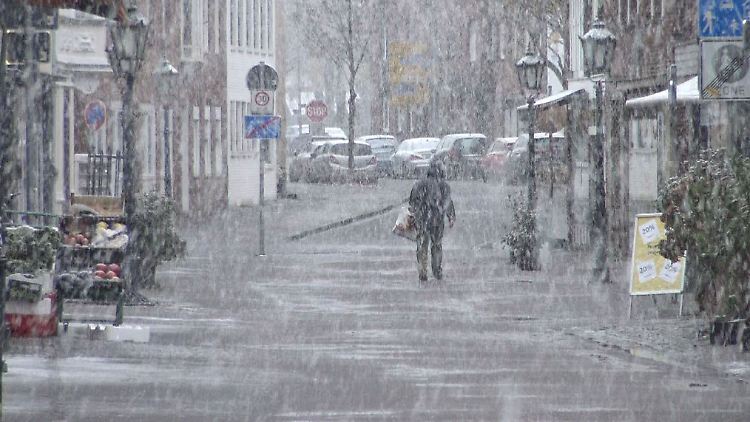 Dichtes Schneetreiben in Düsseldorf.