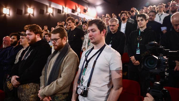 Die Zuschauer bei der Premiere gedachten der Getöteten.
