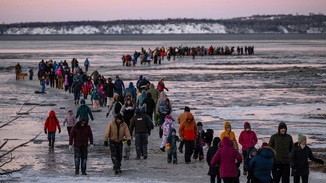 Die Menschen in Alaska liefen in Strömen zu dem toten Tier.