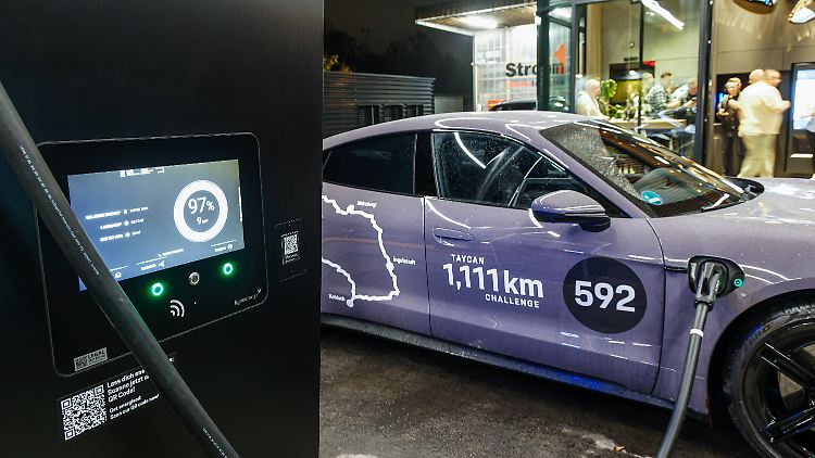 Hier startet ein Porsche Taycan auf die 1111 Kilometer lange Tour. Große Kunst ist das allerdings nicht.