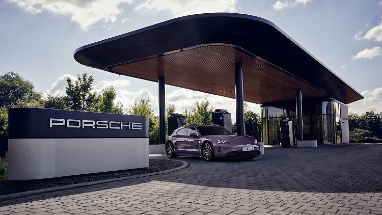 Die Porsche Ladelounges sehen architektonisch schick aus und passen zum elektrischen Porsche-Luxusliner.