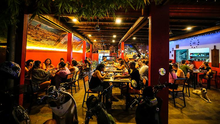 Die beiden Australierinnen sollen im Nana Backpacker Hostel einen Gratis-Schnaps getrunken haben und danach noch ausgegangen sein.