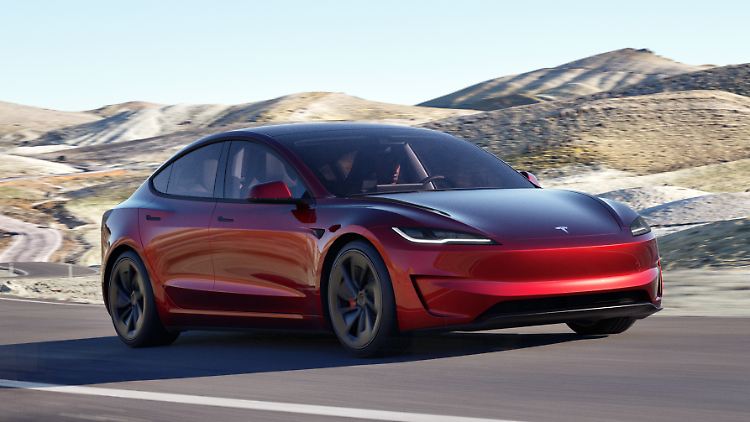 Seit dem Facelift des Tesla Model 3 ist die Front mit den zackigen, aber harmonischen Scheinwerfern irgendwie sanfter geworden.