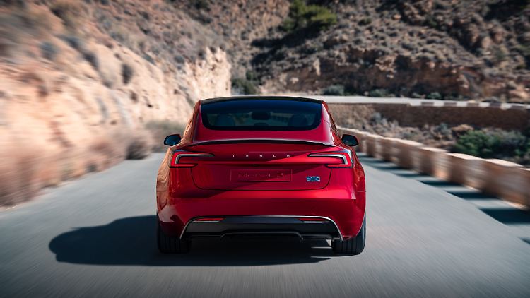 Warum für das zweitstärkste Model 3 ein Badge, das dem des Plaid ähnlich sieht? Die kleine Abrisskante kann sinnvoll sein, um bei 262 km/h für den nötigen Abtrieb zu sorgen.