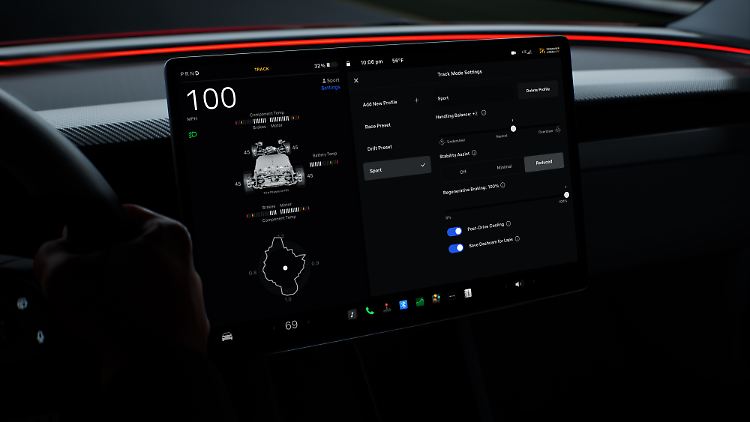 Im Trackmode lassen sich auf dem großen Monitor alle möglichen Parameter anzeigen, darunter auch die G-Kräfte oder die Temperatur verschiedener Komponenten.