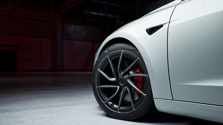 Serienmäßig steht das Performance-Modell der Tesla-Mittelklasse auf potenten 20-Zöllern.