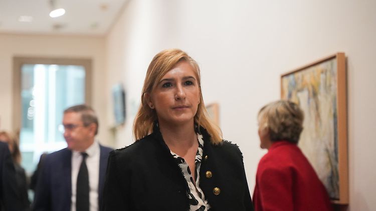 Salomé Pradas wird ihres Amtes enthoben.