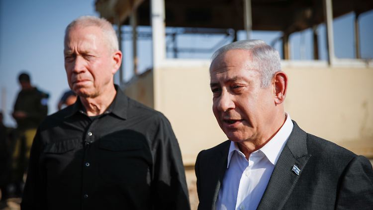 Joav Galant ist mittlerweile nicht mehr Verteidigungsminister Israels, Benjamin Netanjahu wies die Vorwürfe in der Vergangenheit zurück.