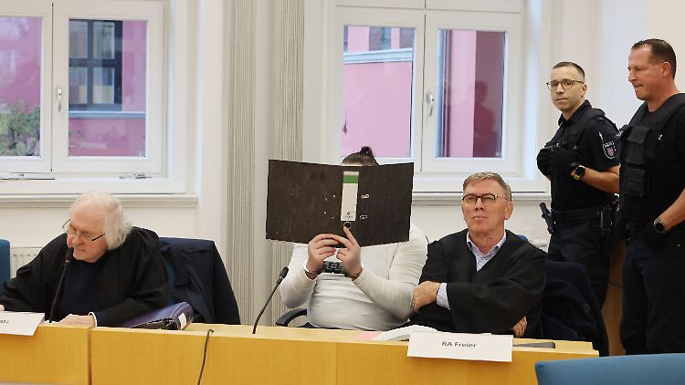 Der Angeklagte hatte die Taten über einen Zeitraum von zehn Jahren begangen. 