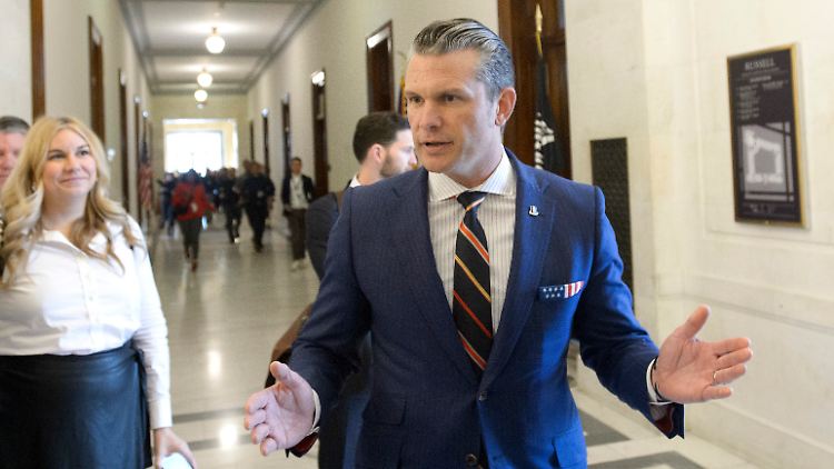 Brisanter Polizeibericht: Pete Hegseth beantwortet Journalistenfragen am US-Kapitolgebäude. 