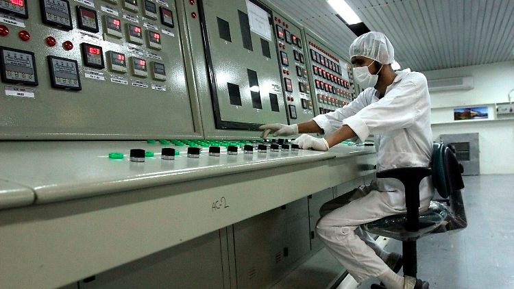 Der Westen wirft dem Iran seit Jahren vor, heimlich nach Atomwaffen zu streben. Der Iran weist dies zurück und hat wiederholt erklärt, sein Atomprogramm diene nur der zivilen Nutzung.