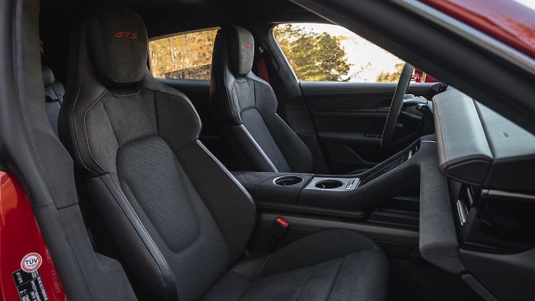 Im Innenraum des Porsche Taycan GTS finden sich die 18-fach verstellbaren Alcantara-Sitze des Turbo-Bruders.
