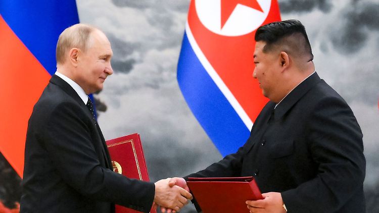 Wladimir Putin (links) und Kim Jong Un haben eine strategische Partnerschaft unterzeichnet, die de facto auch einen Verteidigungspakt beinhaltet. (Archivbild)