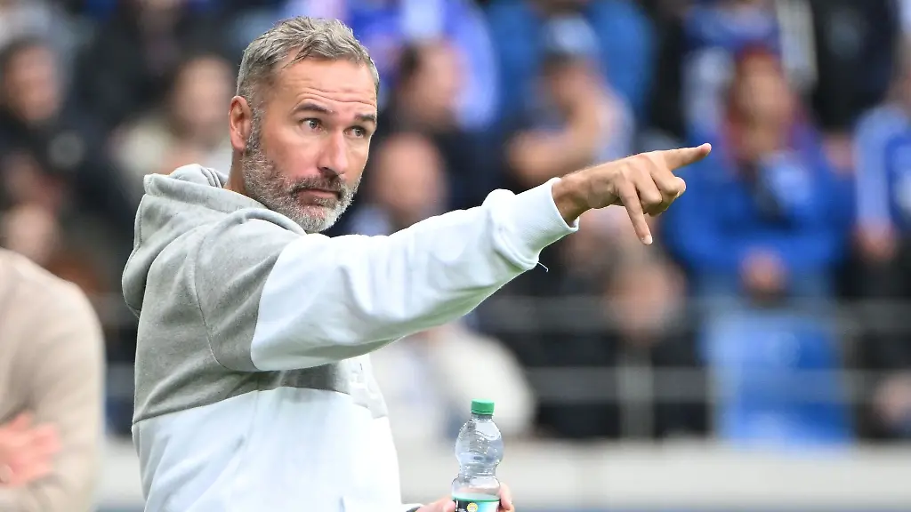 Der-Hamburger-Trainer-Tim-Walter-gestikuliert