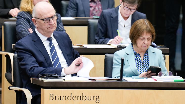 Die politische Zusammenarbeit zwischen SPD-Ministerpräsident Woidke und der grünen Gesundheitsministerin Nonnemacher ist beendet.