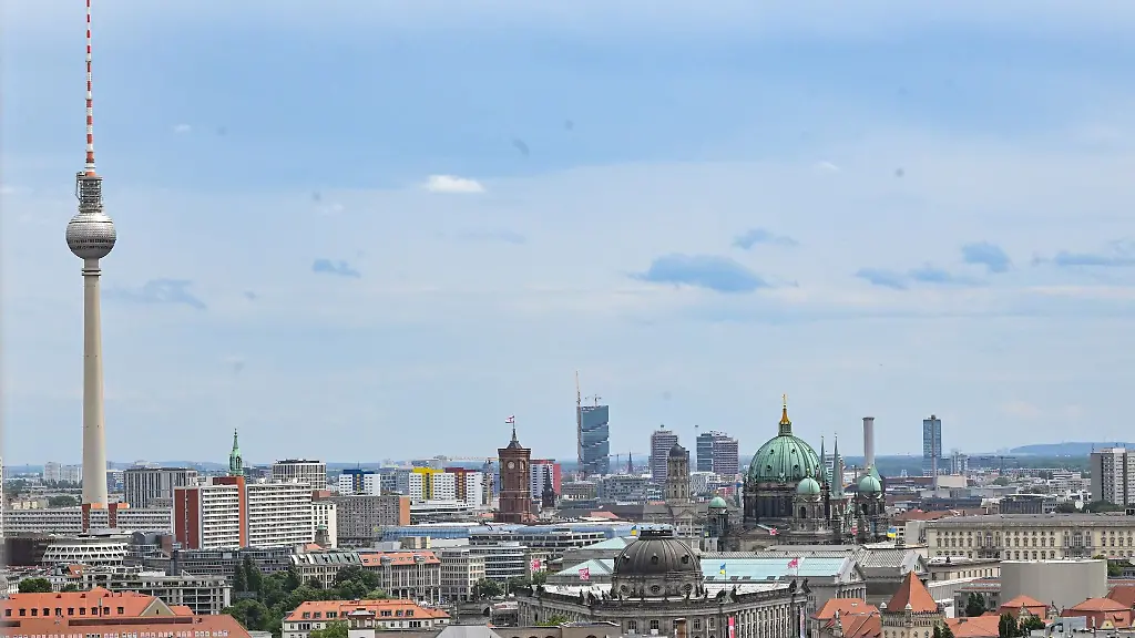 Blick-auf-Berlin-mit-dem-Fernsehturm-und-Berliner-Dom