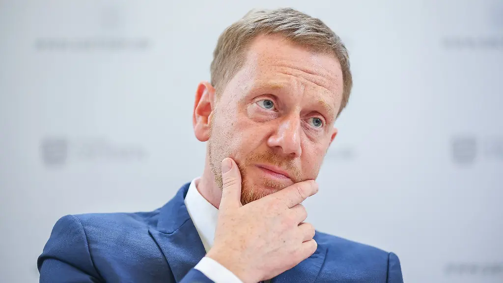 Michael-Kretschmer-waehrend-einer-Pressekonferenz-im-Rathaus-Markkleeberg