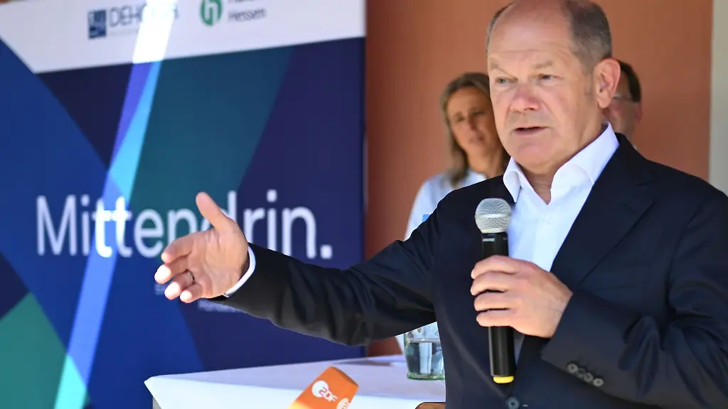 Bundeskanzler-Olaf-Scholz-SPD-spricht-mit-Vertretern-der-DEHOGA-und-dem-Handelsverband-Hessen